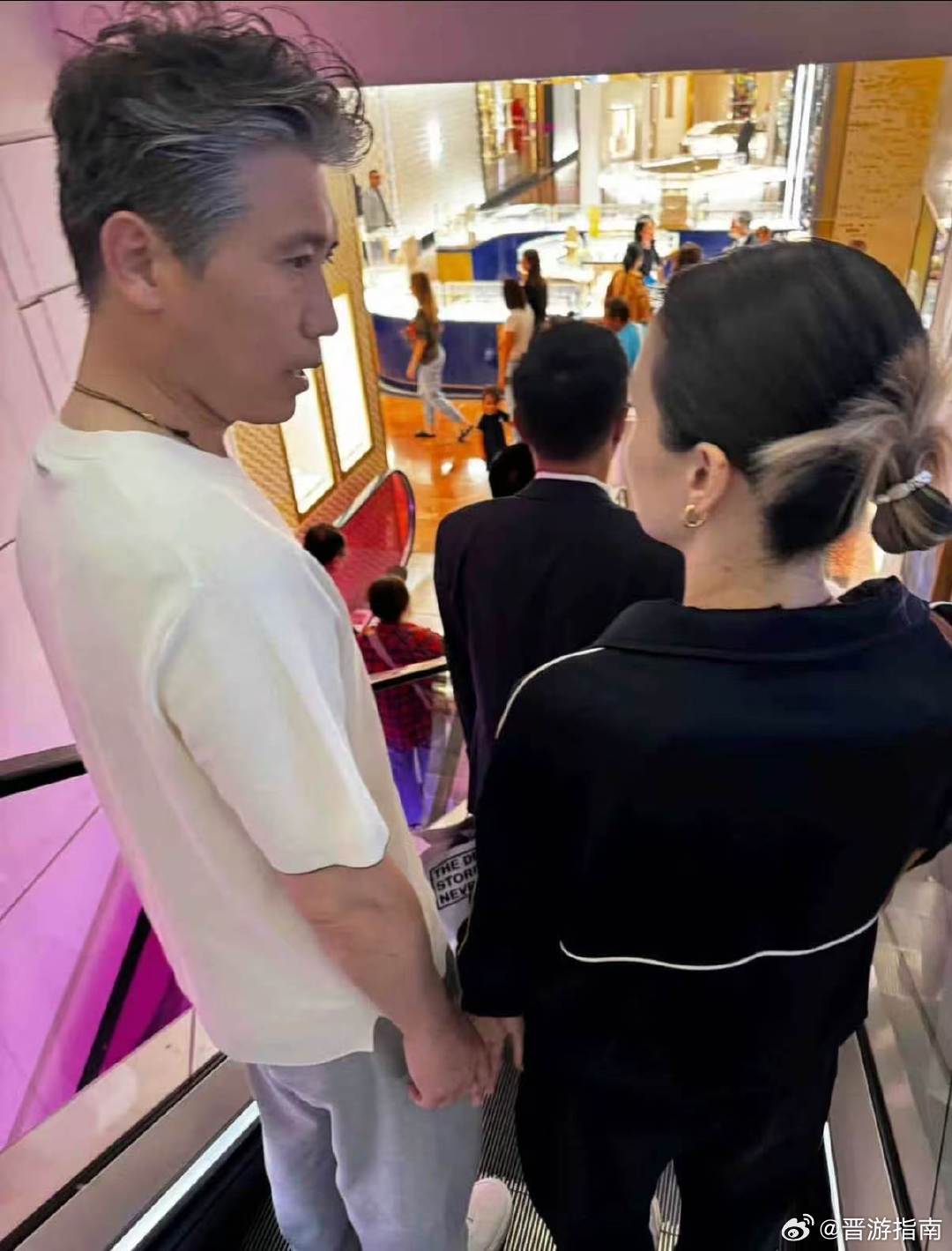 李乃文陪老婆巴黎逛街巴黎老佛爷拍到李乃文夫妇同行，主动陪老婆逛店，嫂子优雅气质让