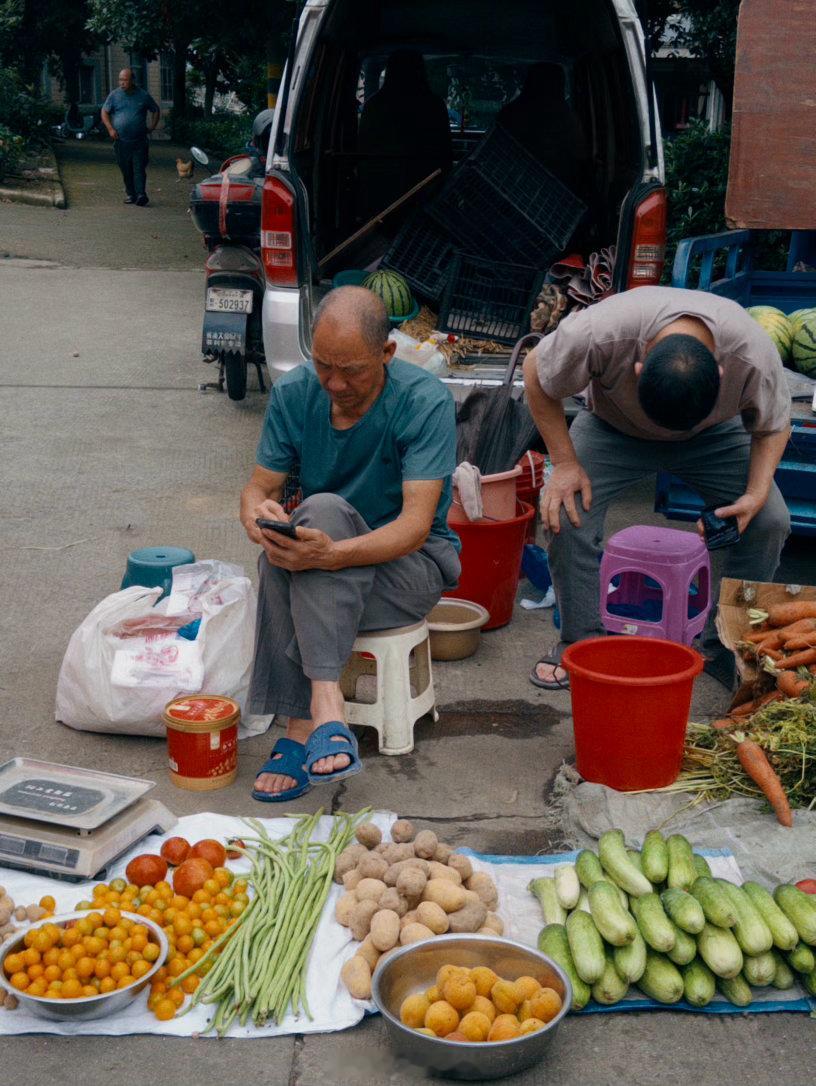 边走边拍，生活，用“具体”去应对“苦短”。汪曾祺老先生曾说：到了一个新地方，有人