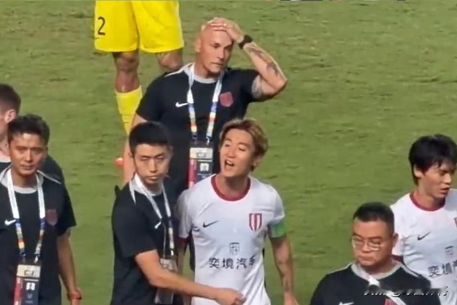 对于韦世豪昨天为什么突然失态，一个很大的因素是，他大概率已经赛季报销
目前中超还
