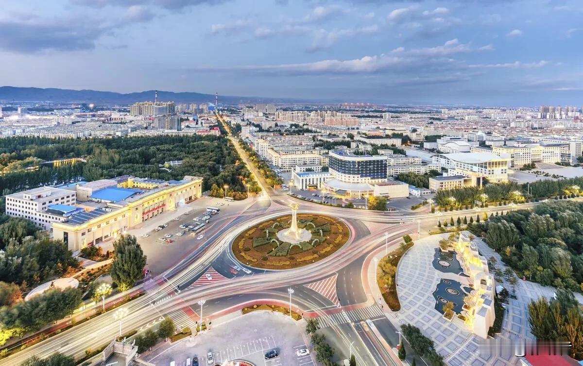 这是中国哪个城市？还能看到远处的山。
#记录我的8月生活# #旅游#