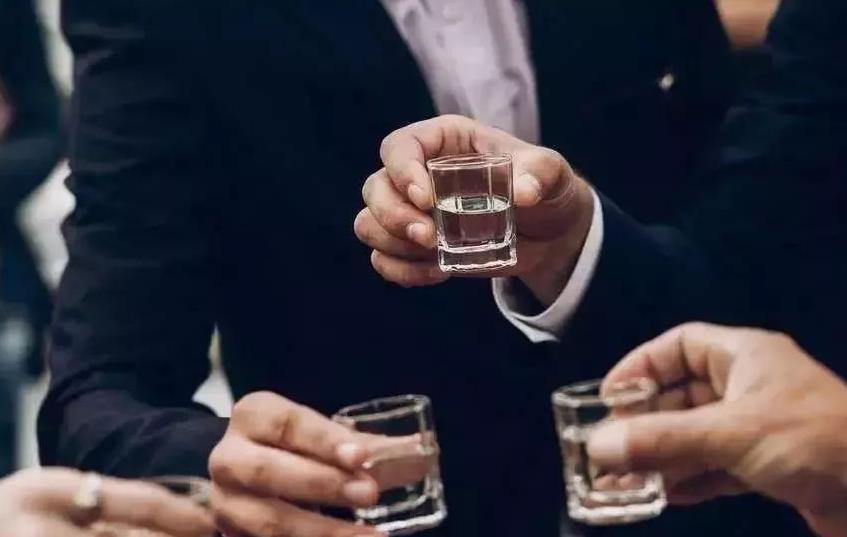 最近，我在网上刷到了一条视频，说是20多位退休老领导聚餐，点满桌海鲜，开10瓶茅