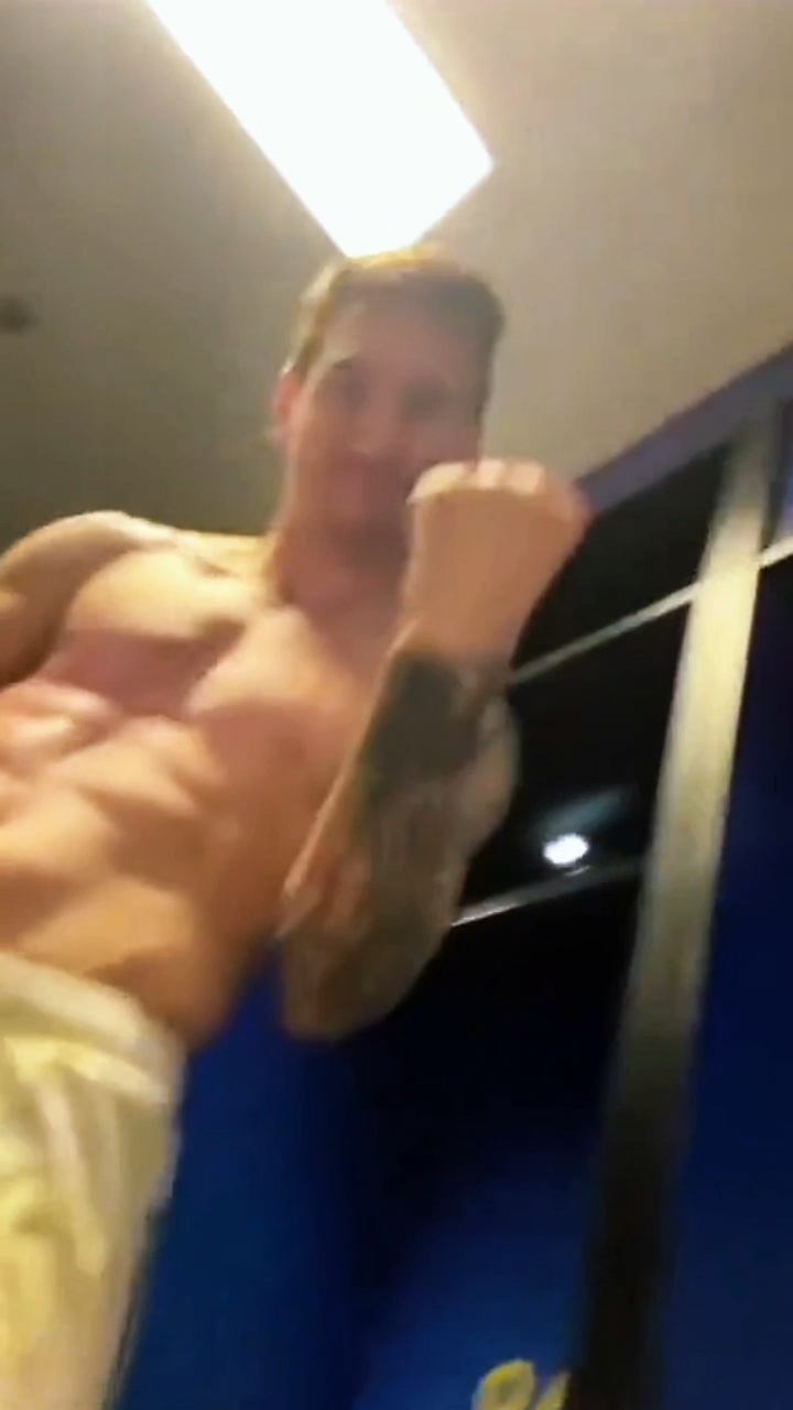 卡通小人挥拳✊🏻✊🏻 