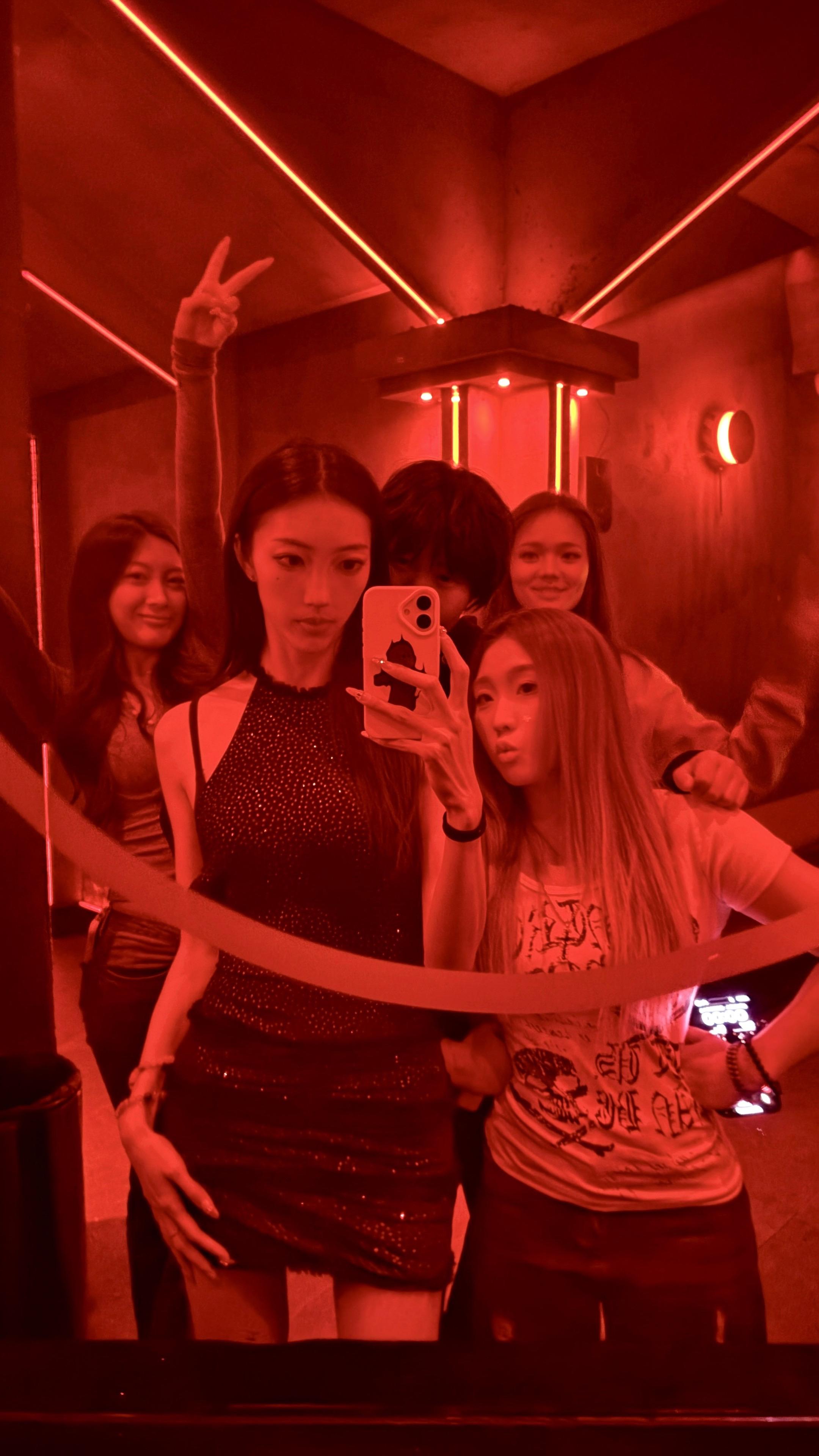 地球爆炸💥我拍照 人生乱套我睡觉