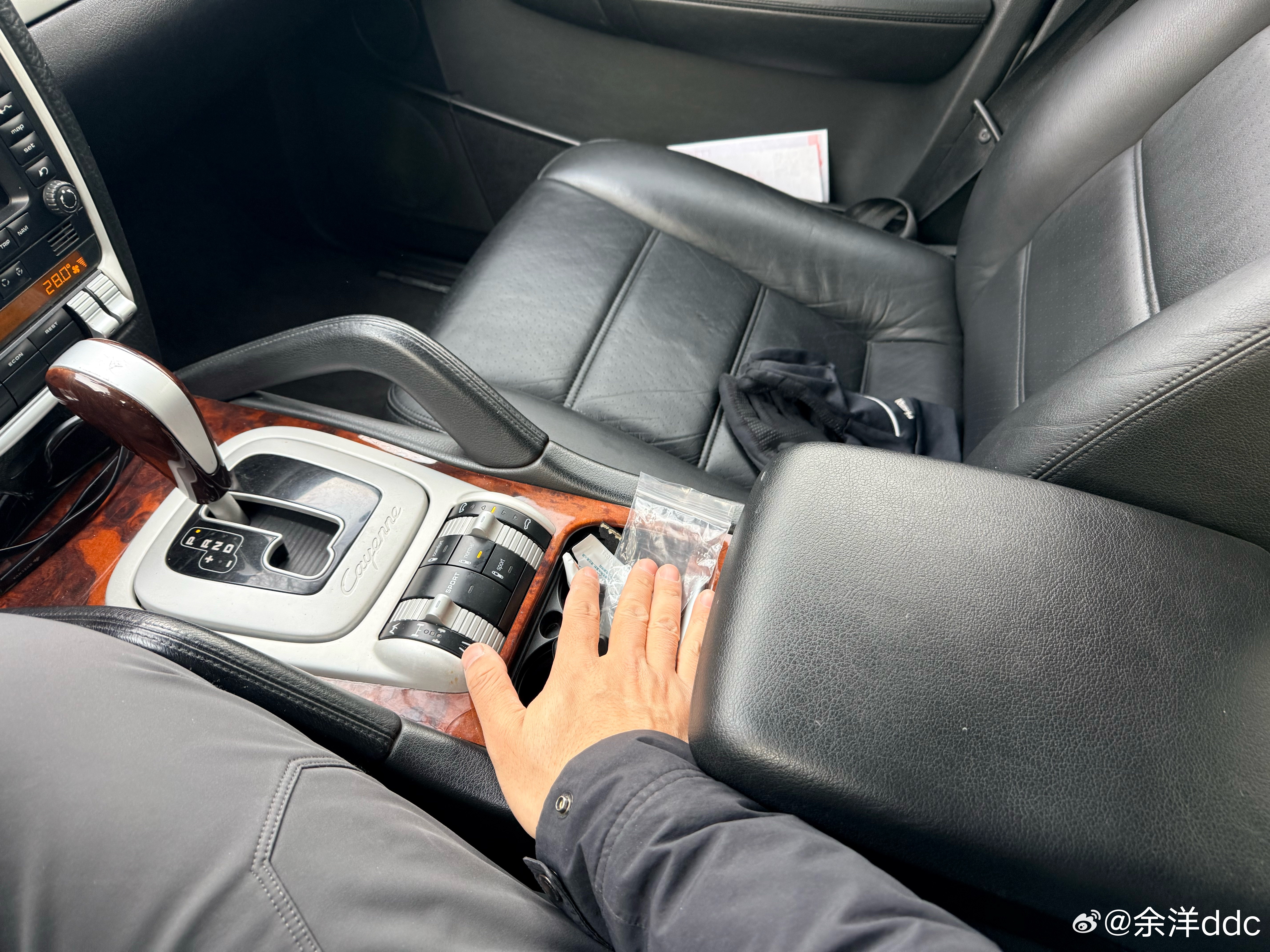 准备拆扶手箱，给安全气囊模块加一个一键关闭的开关（去沙漠会用到），准备看看看需要