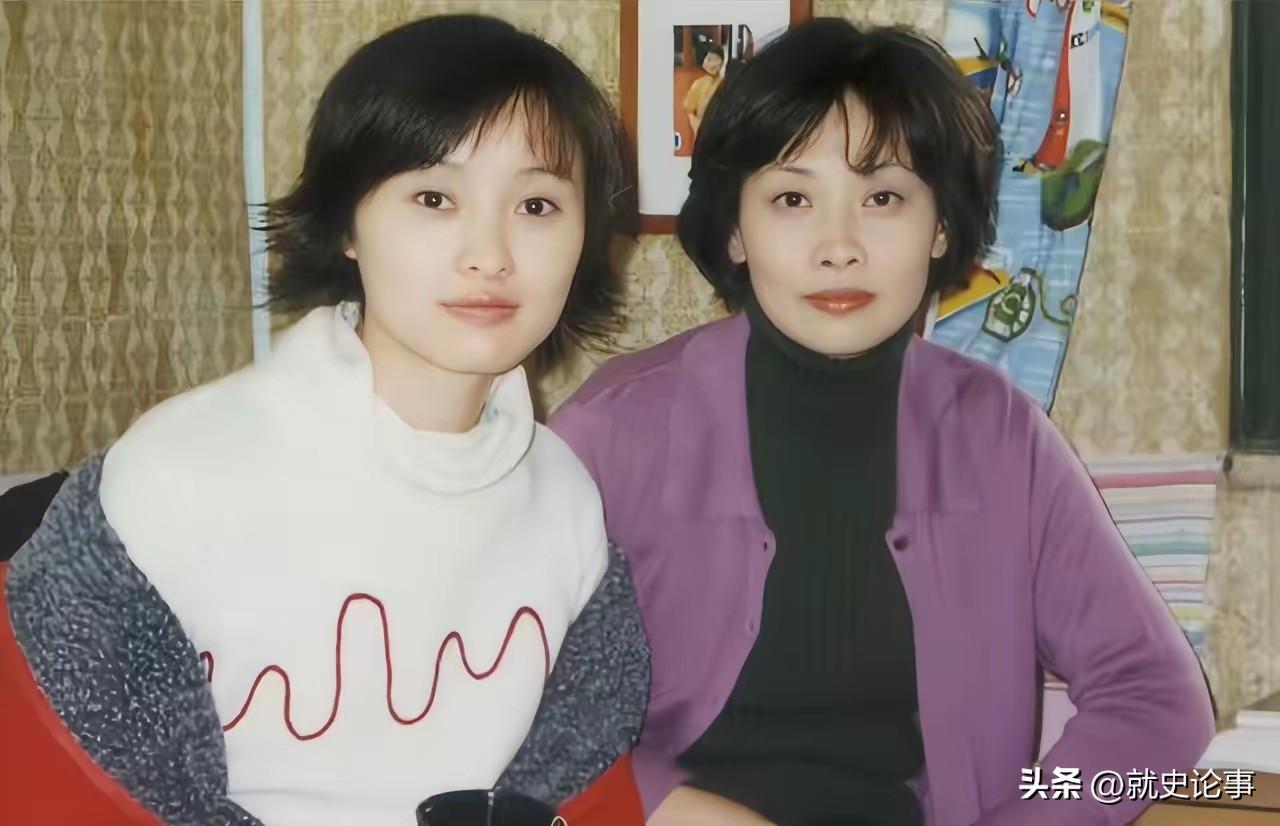 吴越与母亲同框出镜，美女的妈妈也是美女。镜头下，吴越身着简约白灰拼接针织上衣，短