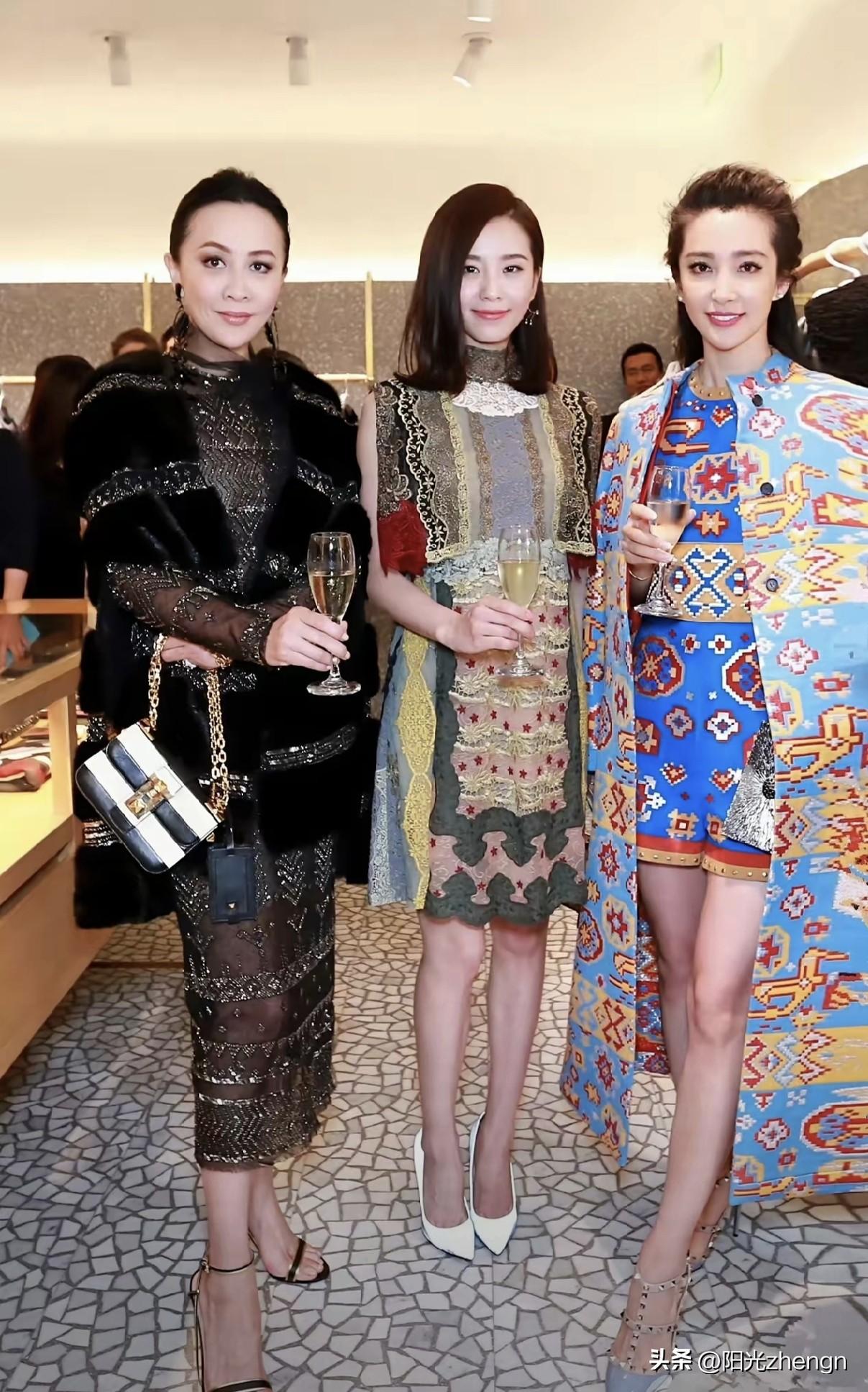 这张合照里三个女明星的站姿，真的就能一眼看出性格差别。

刘诗诗站在最中间，腰背