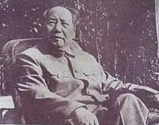 毛主席逝世前，任命华国锋为国务院代总理，又正式任命华国锋为国务院总理、中共中央第