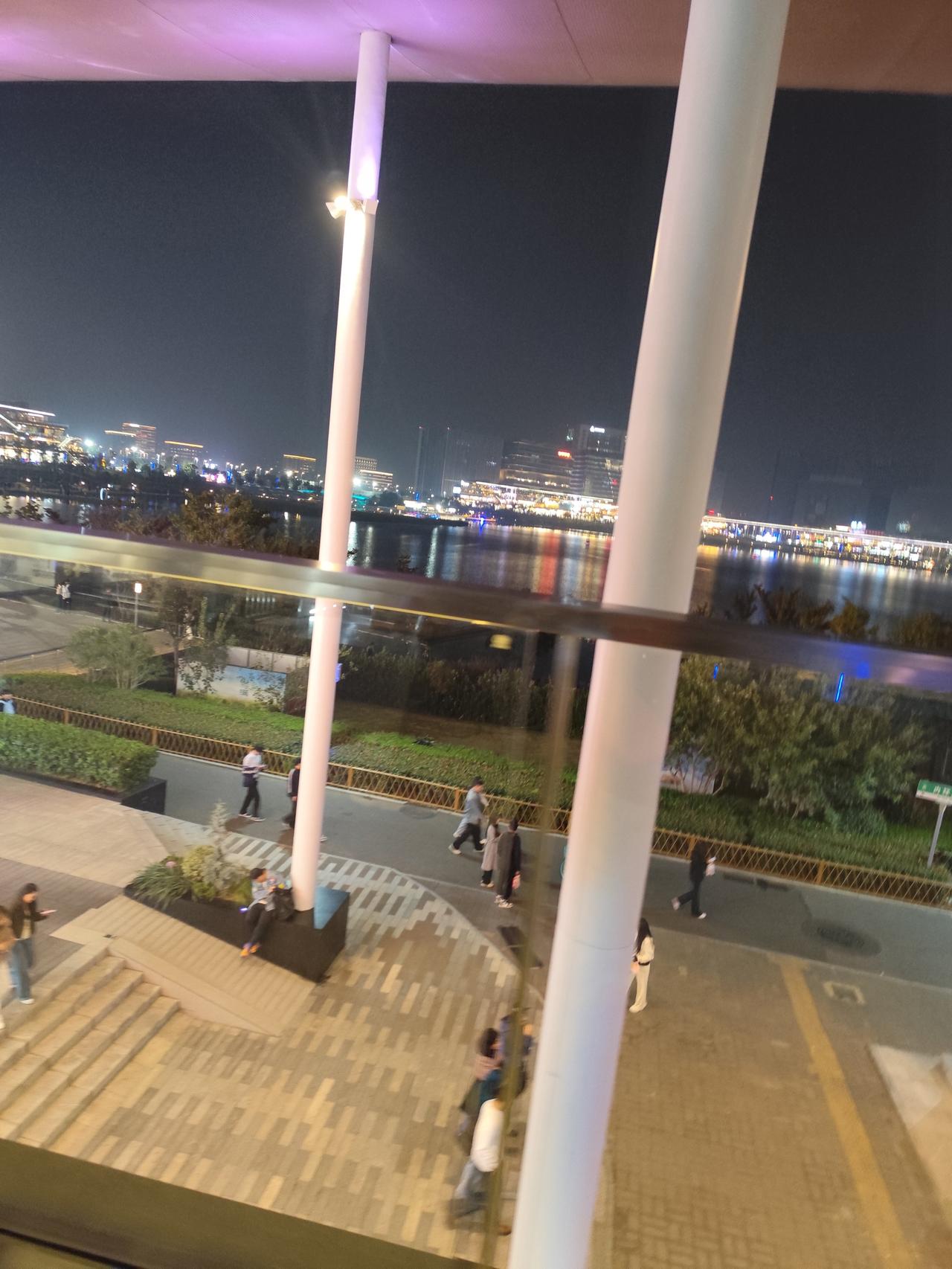 前半生命运坎坷。
在一家公司上班后，由于工作氛围的原因，我爱生闷气，大病一场。