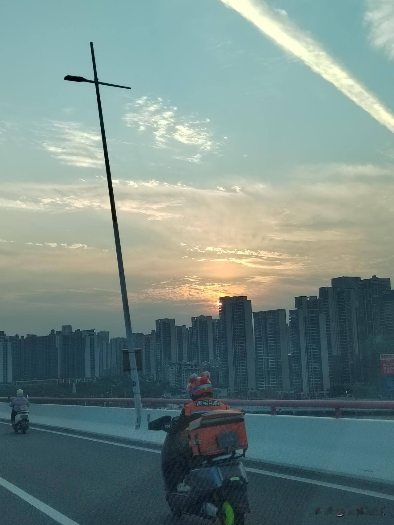 想不到海湾大桥免费通行后，都可以跨海送外卖了。不知道是不是真的，我只是途中经过湛