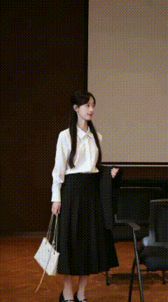 让她给你当秘书，你愿意给她一个月开多少工资？