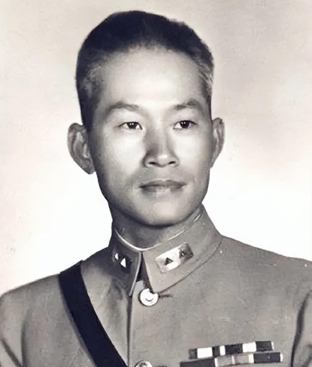 1949年，天安门广场那面鲜艳的五星红旗缓缓升起，象征了中国历经百年苦难，终于迎