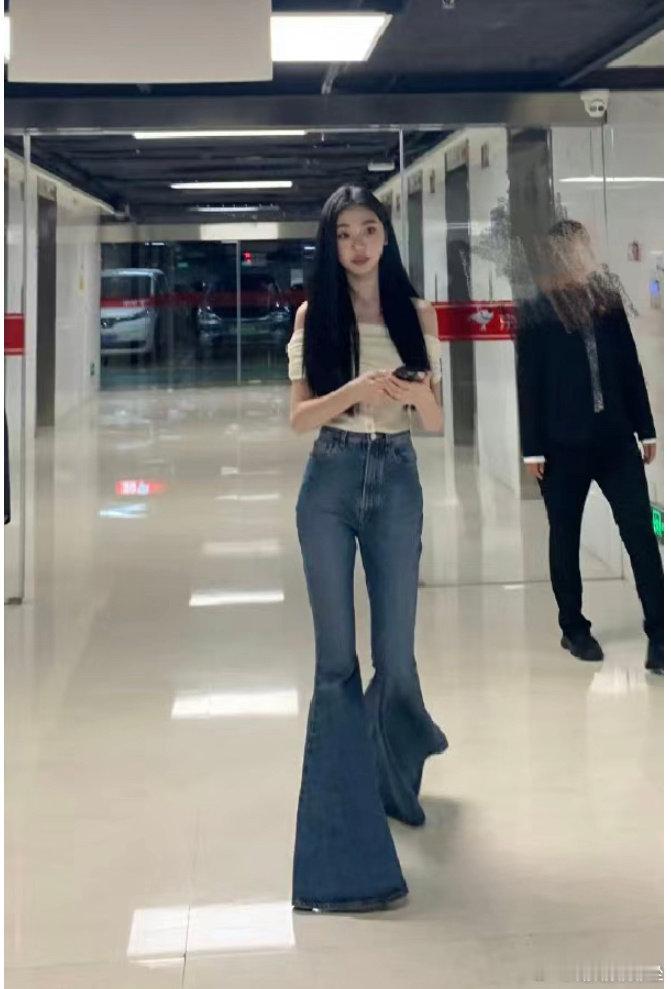 有网友说，易梦玲很像大学校园里底子普通，但又非常会打扮的校花 ​​​