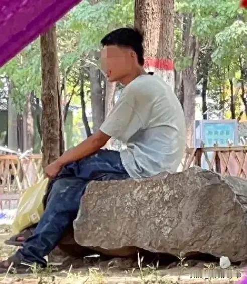 “不吃饭可不中，下午还考试呢”！河南一考场外，一名特殊的学生走出考场，相比于其他