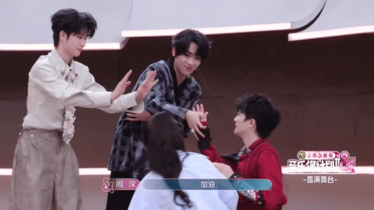 周深像来斗牛的张靓颖调侃周深的造型像是来斗牛的，哈哈哈人家这叫中国风啦～ 