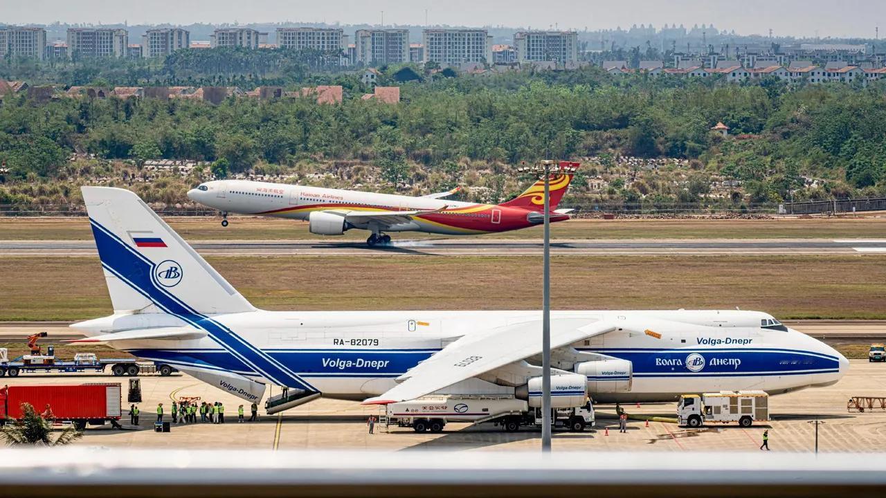 海口美兰机场，安-124战略运输机刚落地，旁边的海航A330直接秒变“小老弟”。