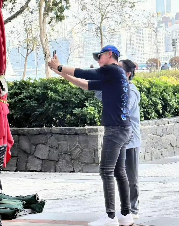 林心如怎么受得了霍建华这条牛仔裤笑晕了，但是上世纪末的人就是喜欢细腿裤