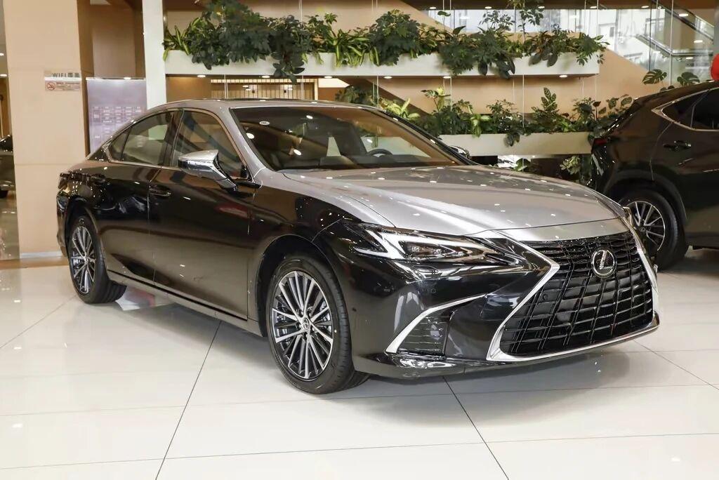 雷克萨斯正式推出2026款ES200月影双色特别版，官方指导价30.78万元起。