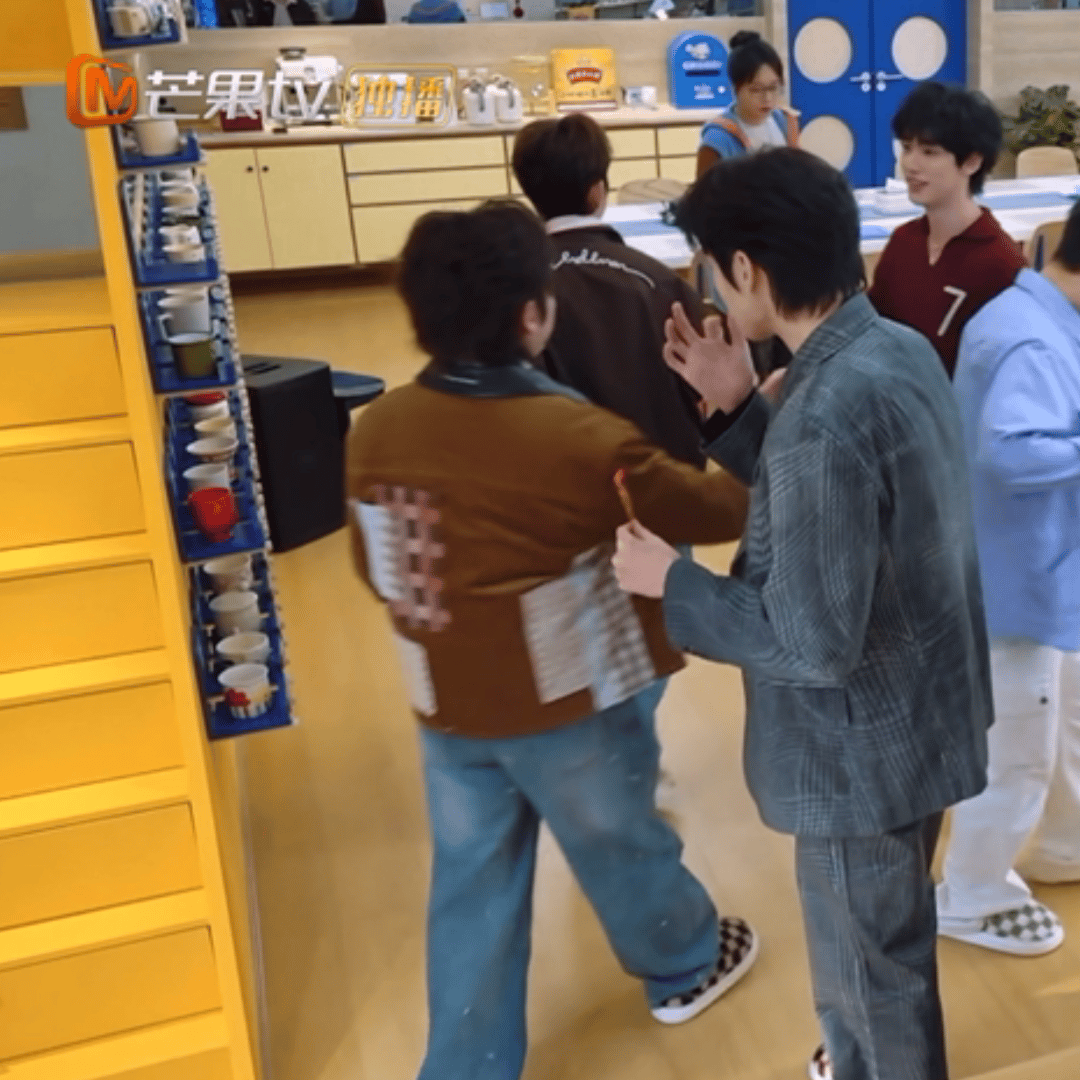 吃东西依旧小孩吧