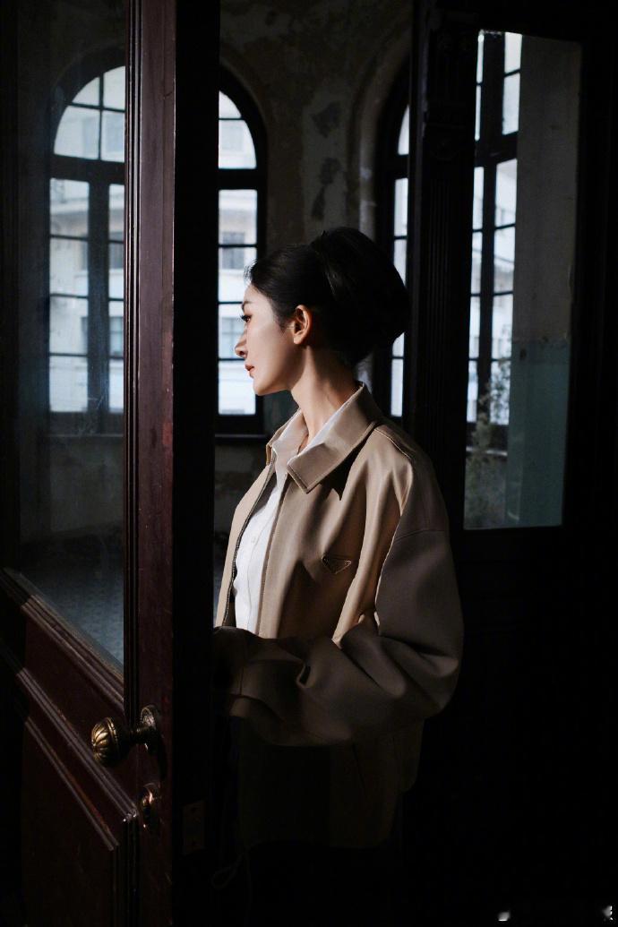 杨幂Prada学姐风杨幂Prada首套look杨幂这套造型太戳青春记忆！浅卡其外