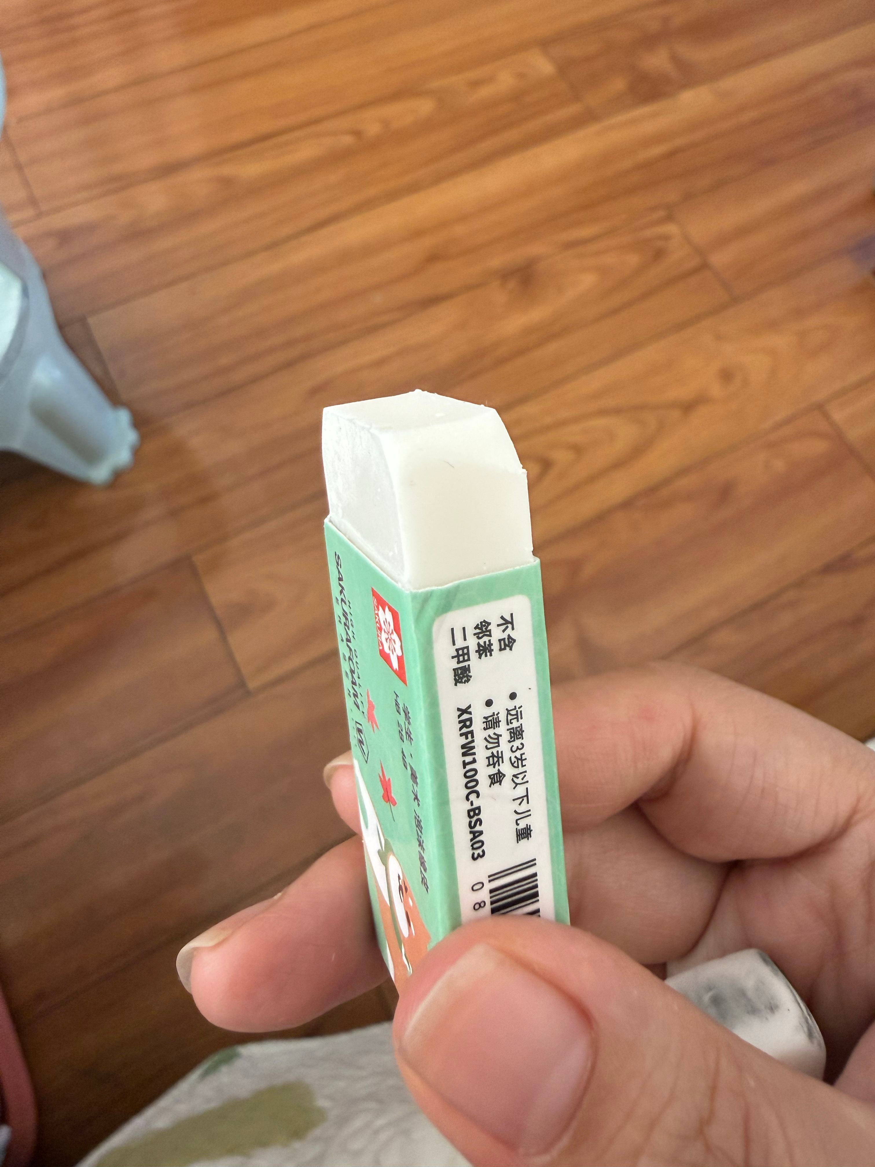 三块橡皮擦，樱花，纽赛，蜻蜓。用2b铅笔的话，樱花最好用，擦的最干净，纽赛稍微差