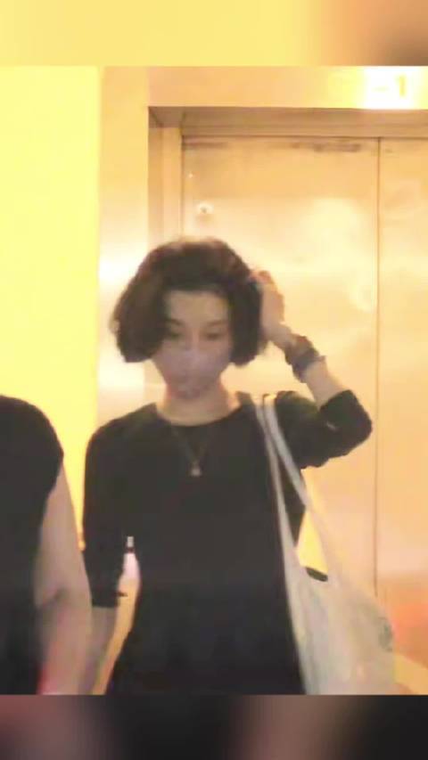 宋祖儿剪短发宋祖儿短发造型亮相，港风明艳又飒爽，疑似为新剧角色剪发，好敬业～ 
