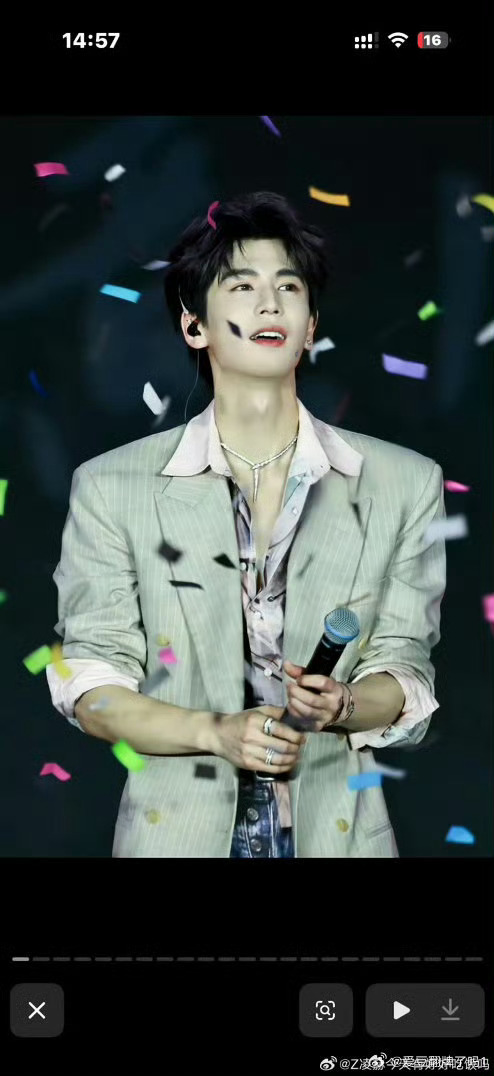 张凌赫硬曲配帅脸谁能拒绝硬曲与神颜的碰撞！激昂旋律响起，张凌赫精准卡点，高挑身形