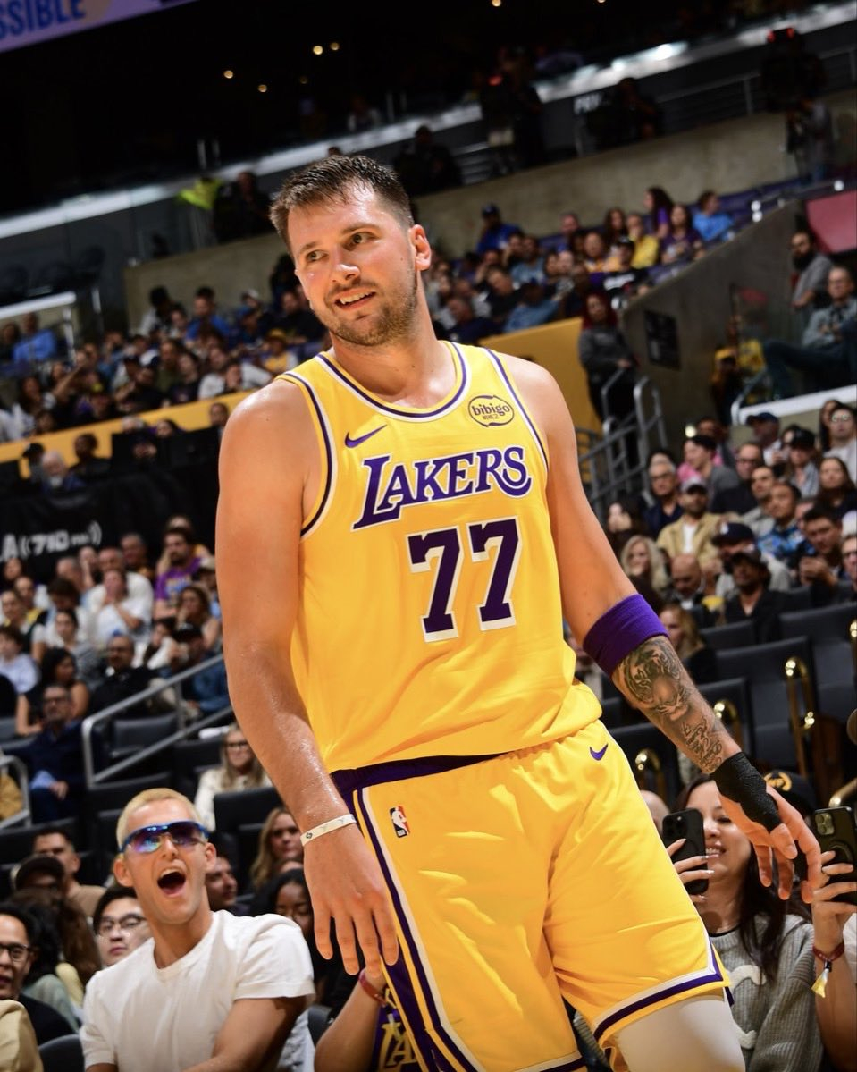 东契奇至少伤缺一周 ​湖人又伤一位！东契奇因左手指扭伤和左小腿挫伤，至少缺席一周