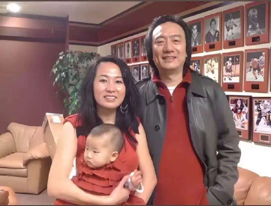 “东方神鹿”王军霞在美国豪宅家中与第二任丈夫黄天文以及俩人的女儿一家三口的幸福留