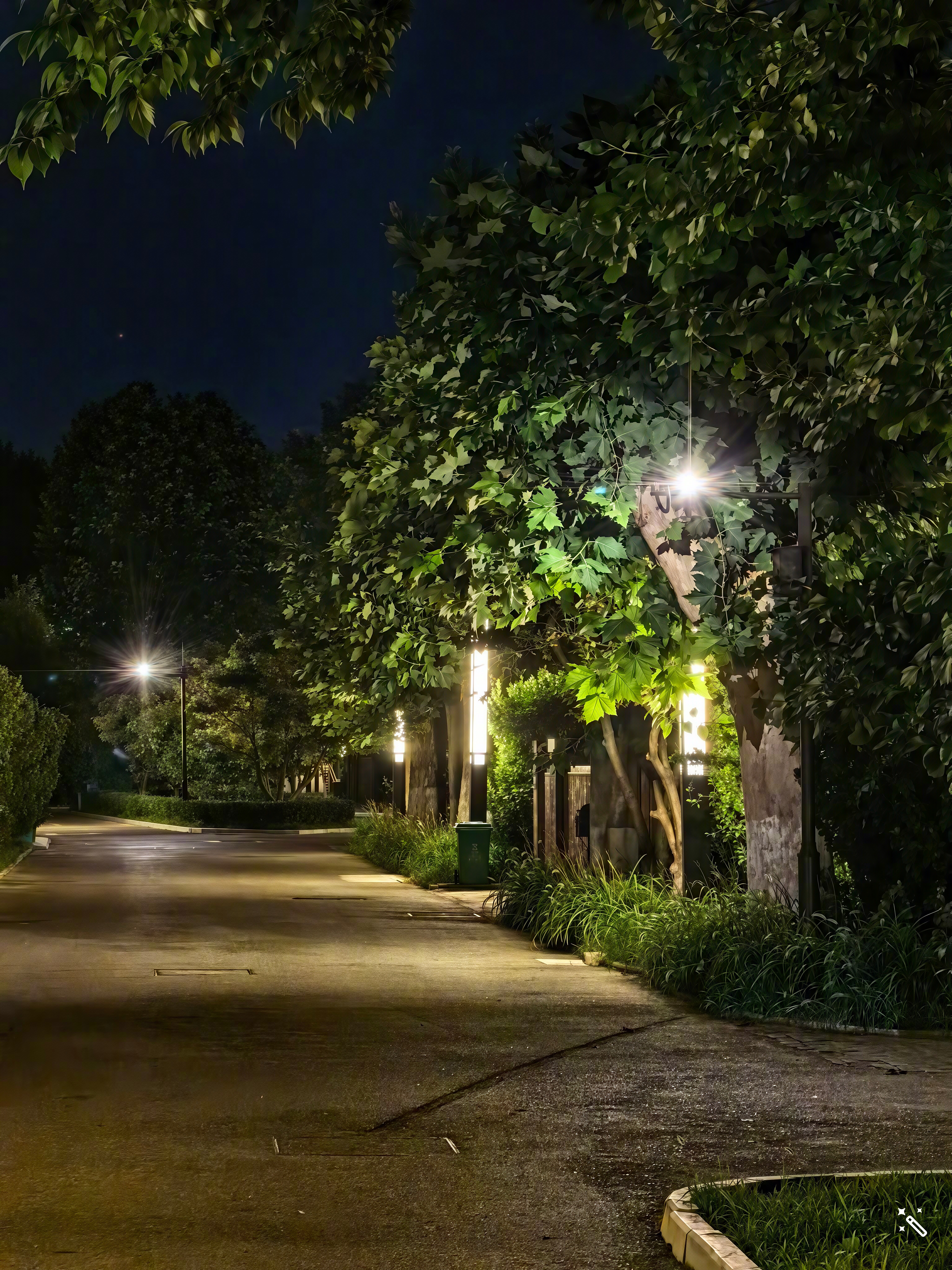 今夜北京很凉快，出门考察下听说北京前3的烤串友商。方便面真不咋地，一层油。小羊肉
