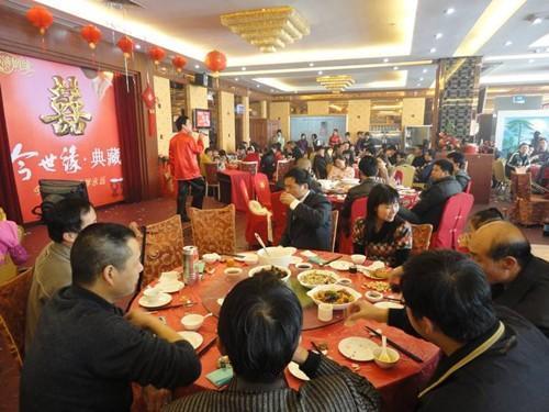 36岁的儿子终于结婚，我沉浸在为他张罗婚礼的喜悦中，邀请所有亲朋好友参加。婚礼那