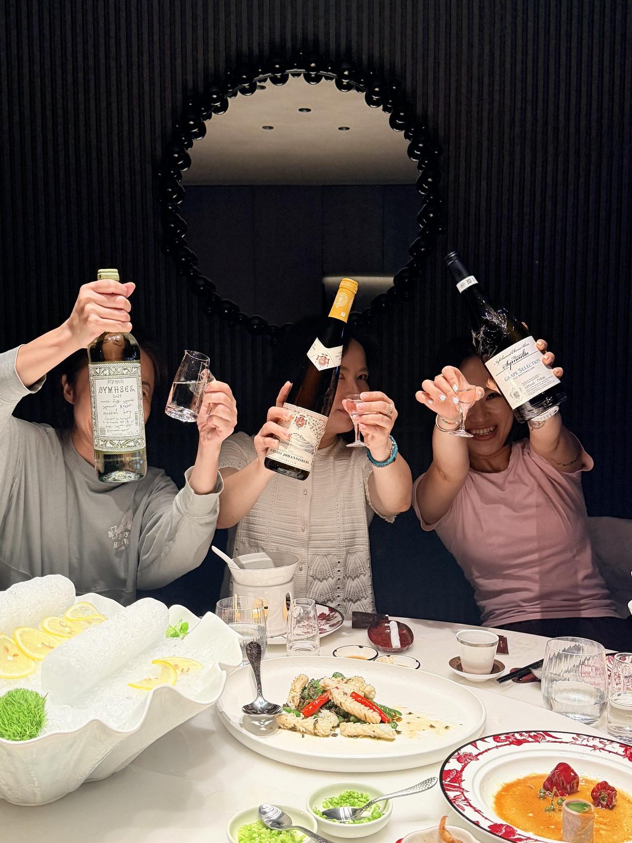 酒要和有趣的人喝 酒搭子的氛围 有酒有故事有朋友 女生喝酒