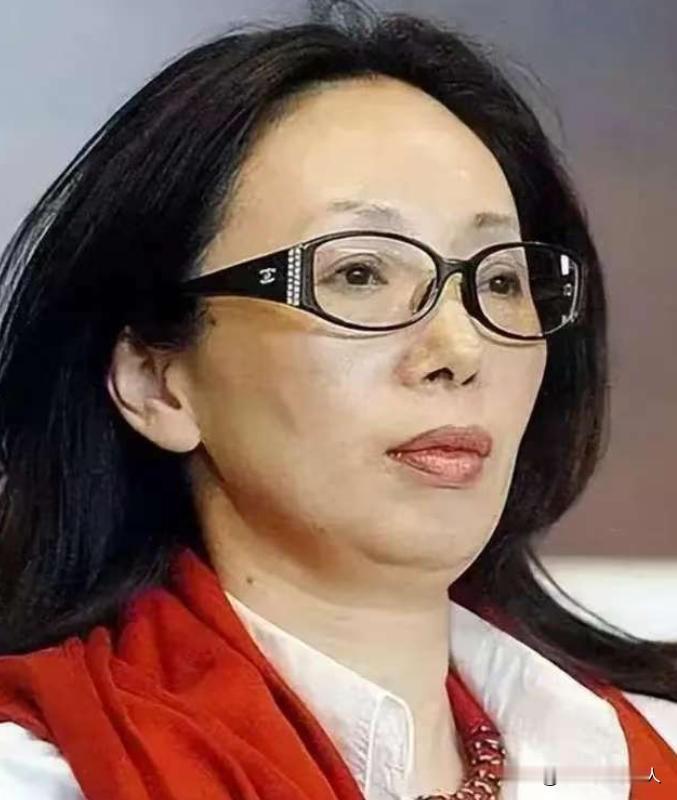 2014年，身价95亿的女富豪戴秀丽打开了一瓶9000元的红酒没喝完，竟因此就被