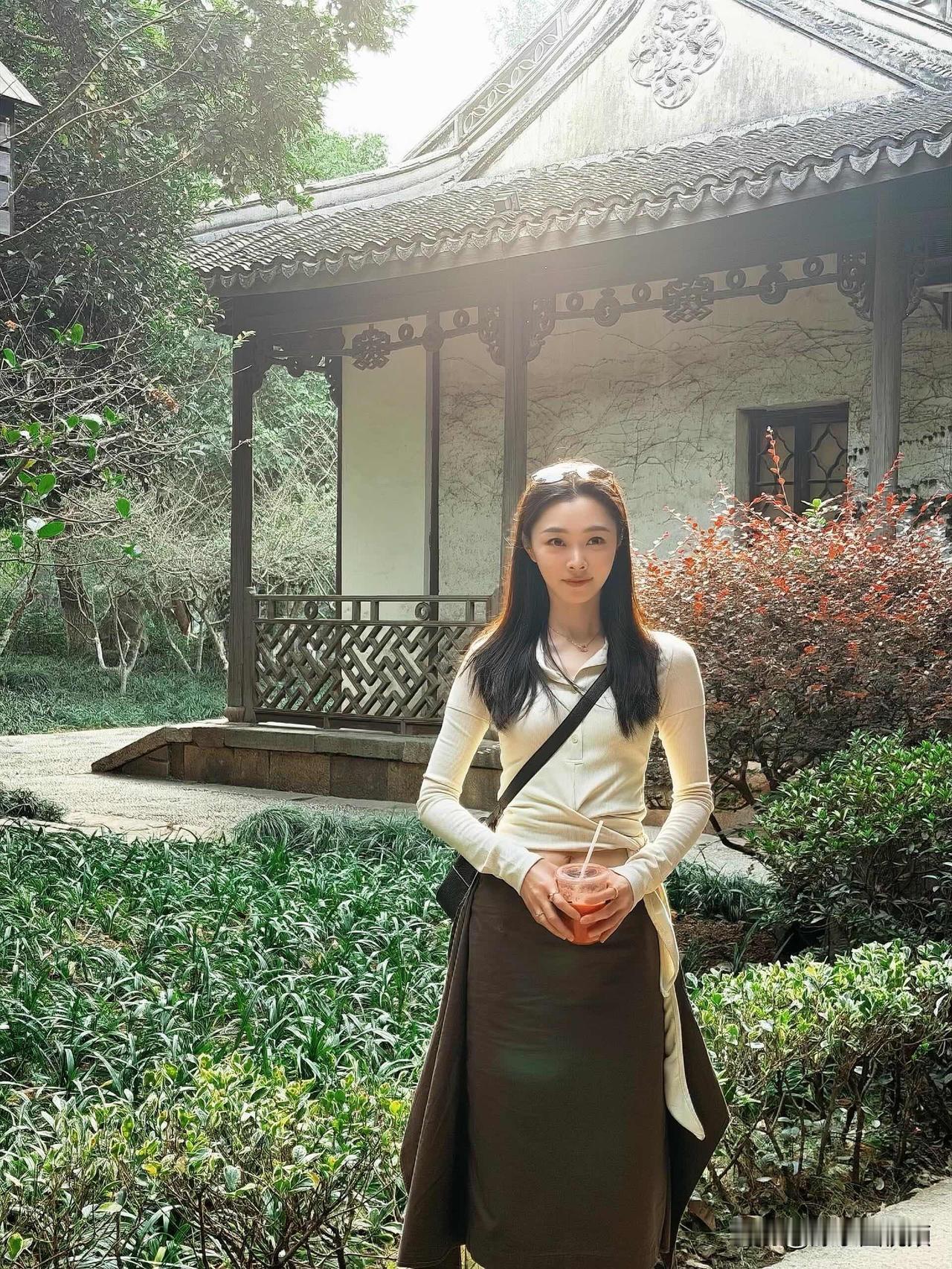 宋轶最新私服图，基础款穿搭利落大方，米白配深棕沉稳柔和，不用多余装饰，简简单单就