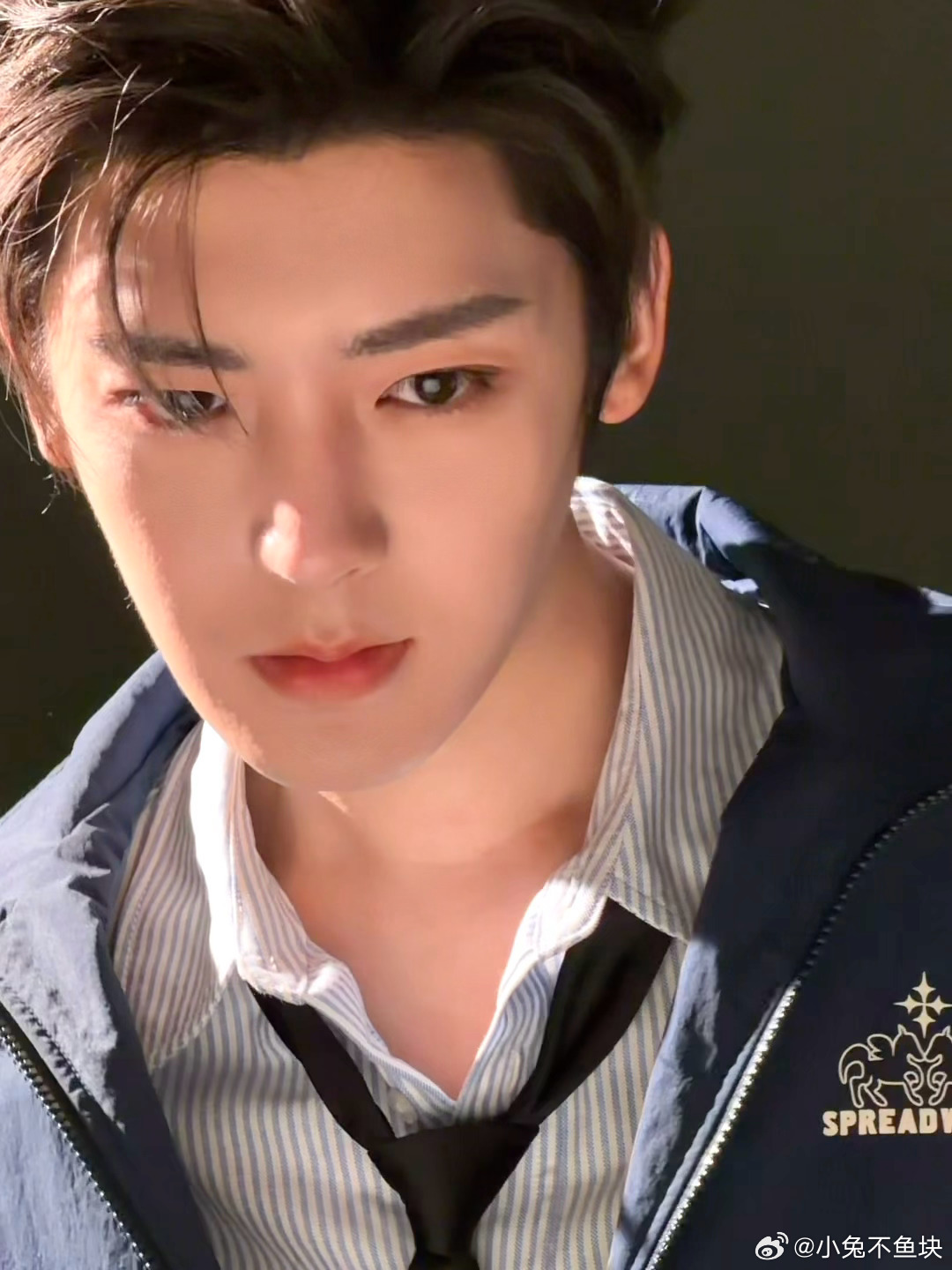 侯明昊 侯明昊的帅是那种能让人瞬间沦陷的，他的眼神里仿佛藏着星辰大海，让人忍不住