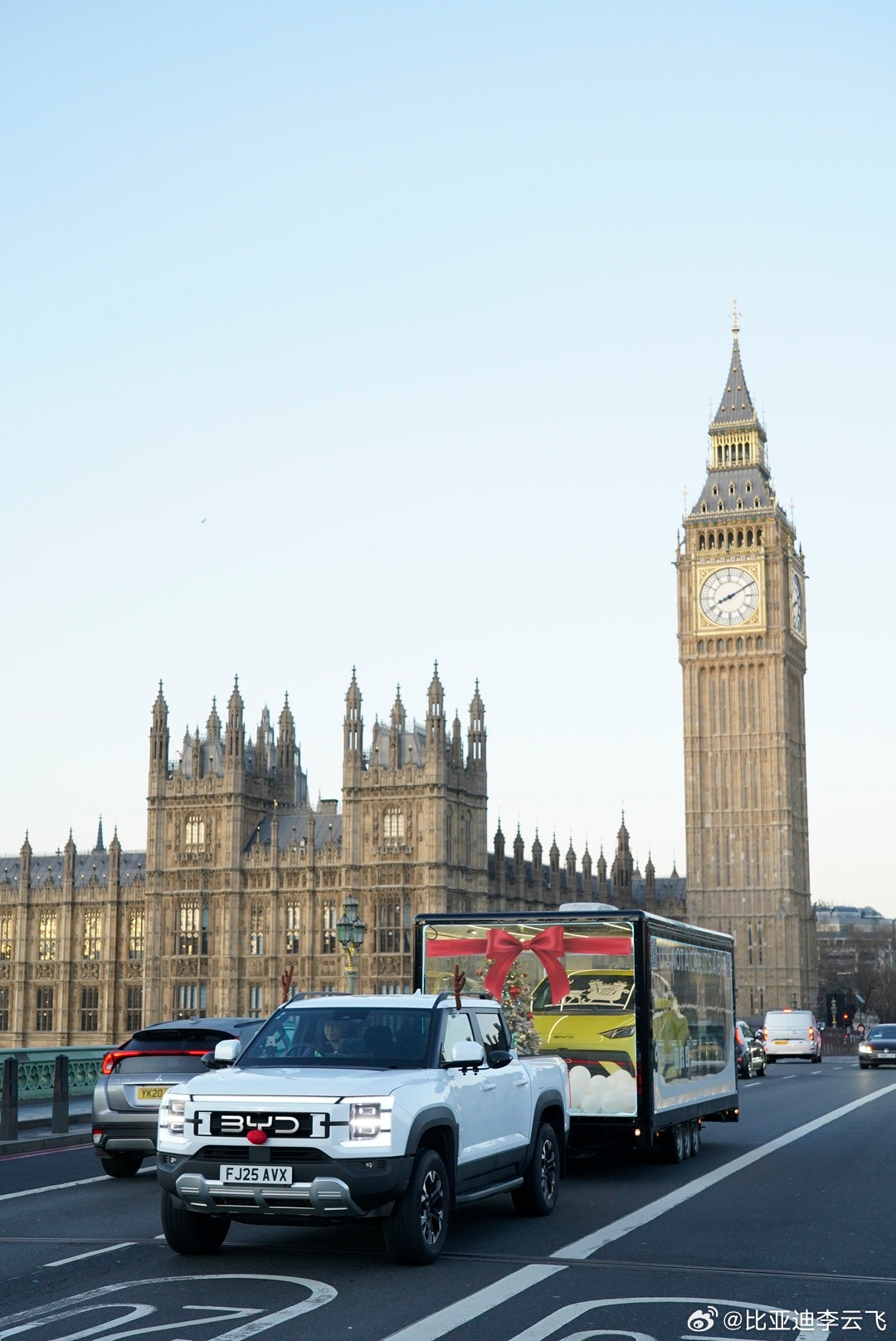 我们的BYD Shark载着“小海鸥”驶过伦敦街头，从大本钟到白金汉宫，比亚迪的