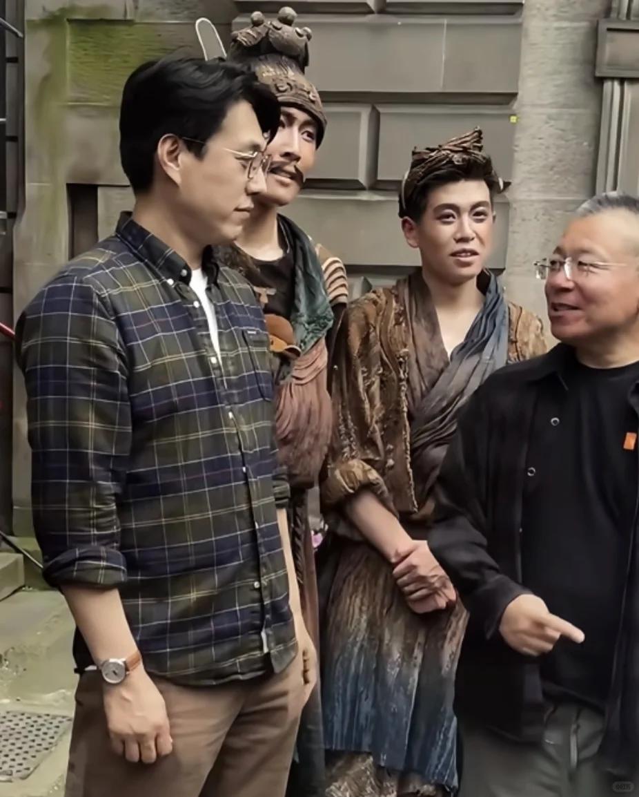 慢慢减少影视剧密集出镜。
作为文工团团长，奔赴基层采风，走出国门开展文化展演。