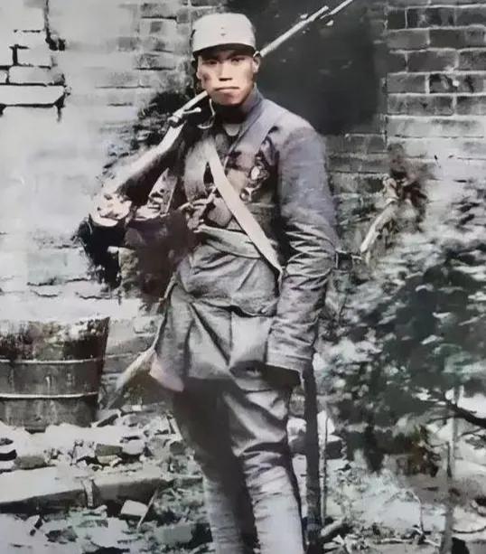 在1937年的平型关之战中，八路军115师343旅685团3营营长梁兴初在战斗中