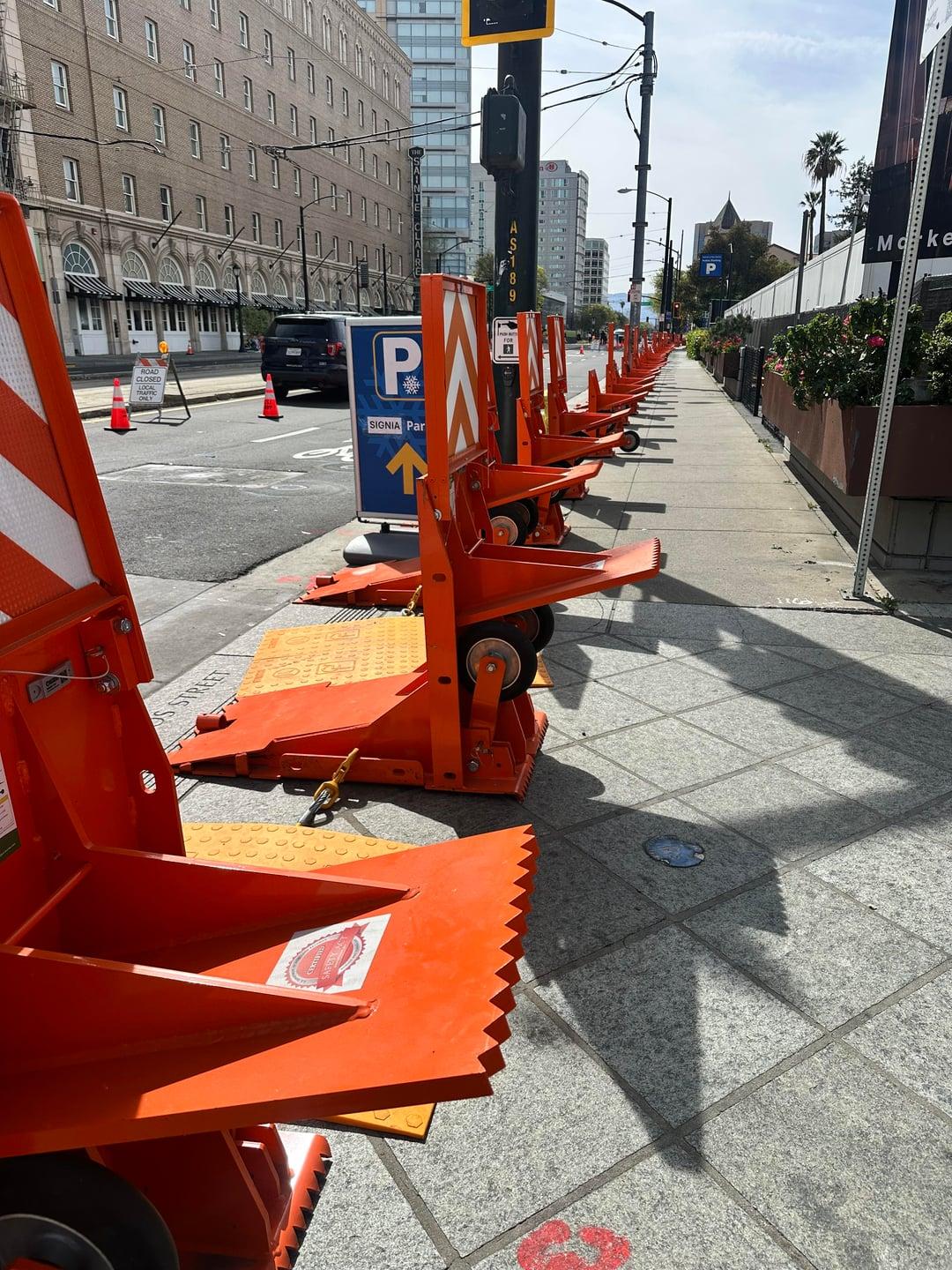 圣何塞会议中心周围摆满了反恐车辆屏障，规模前所未见，都是为下周英伟达GTC大会准