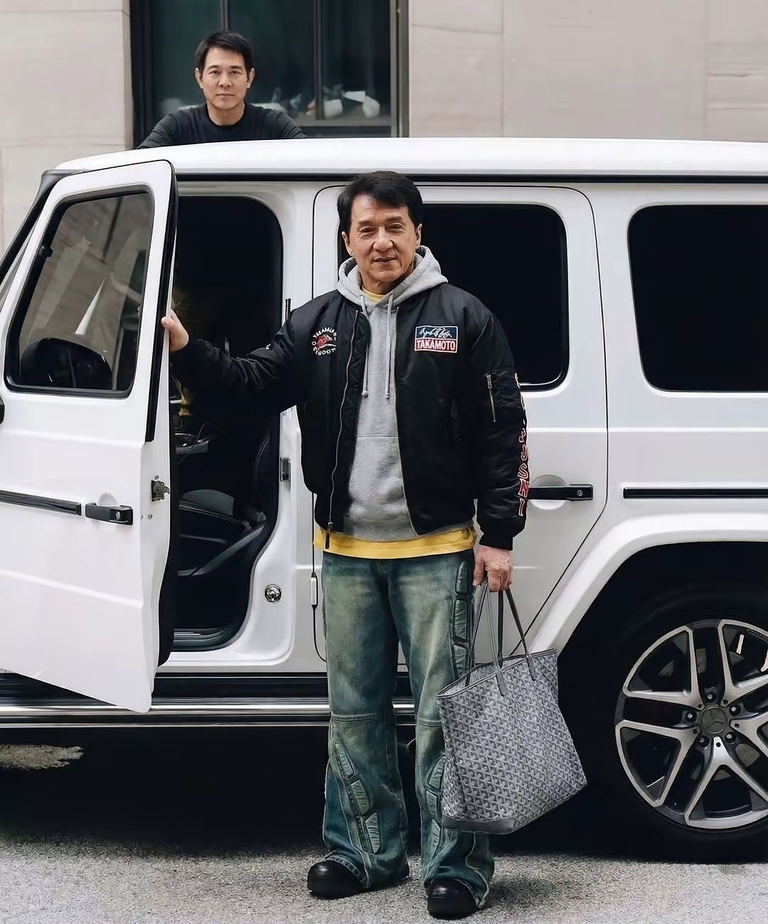 虽然这不是真的，但是看到成龙李连杰同框就莫名触动，“一代人终将老去，但总有人正年