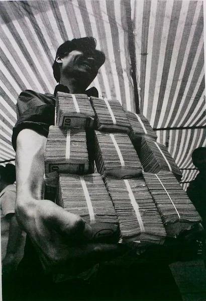 1999年9月，陕西西安，福利彩票中奖的幸运儿。不懂就问，那时候都是直接给现金吗