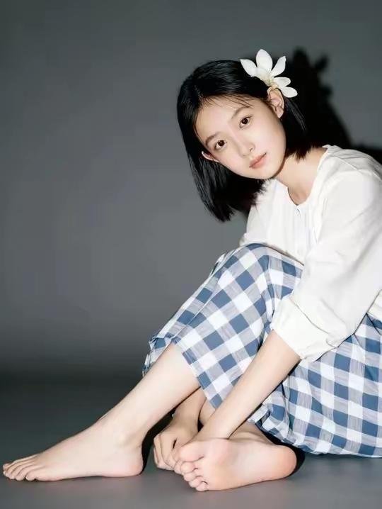 这美女真可爱脚丫小巧玲珑又白