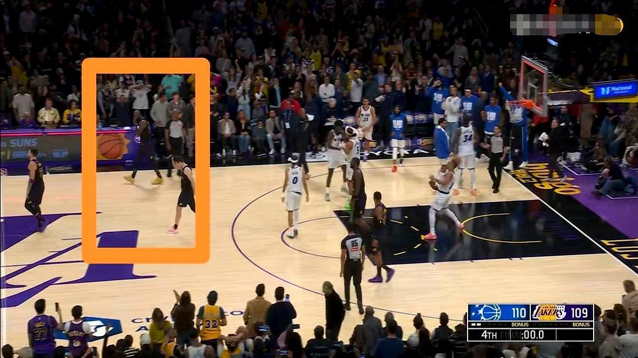 最后6.7秒，空位的东契奇没敢投，甩手把锅扔给了詹姆斯！这一球，直接把湖人球迷的