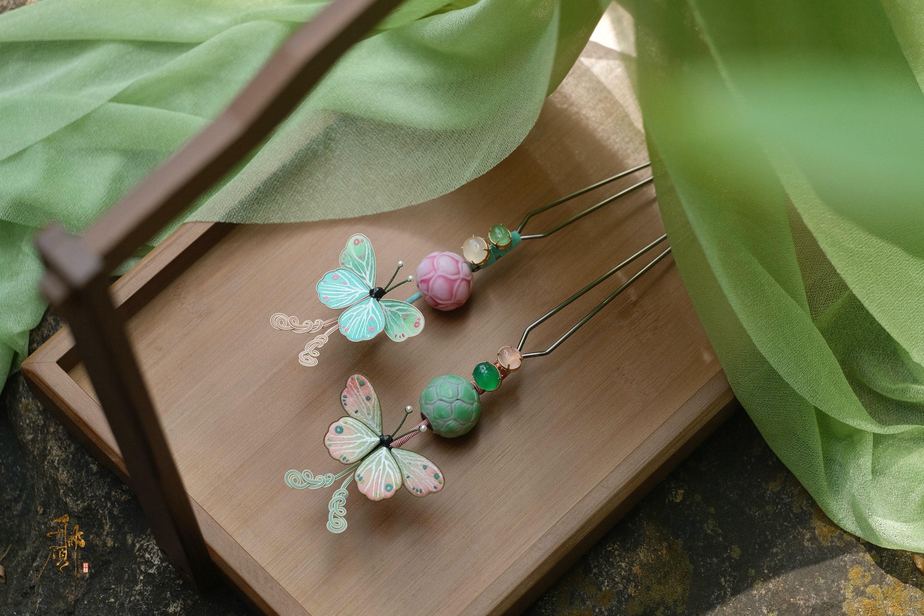 忽疑庄周迷离梦，琉璃球里锁春秋。一对「 蝶影琉球珠钗 」