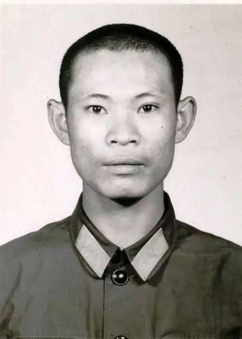 老山战场的逆袭：不愿当班长的战士，为何抢着扛下生死指挥权？
 
1982年，部队