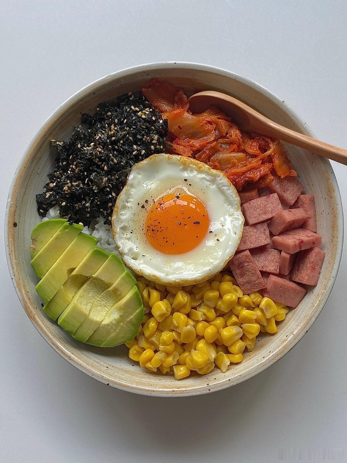 热米饭上铺牛油果片，淋酱油撒柴鱼花～搅拌时蛋黄般的质地裹着米粒，简单却美味！生活