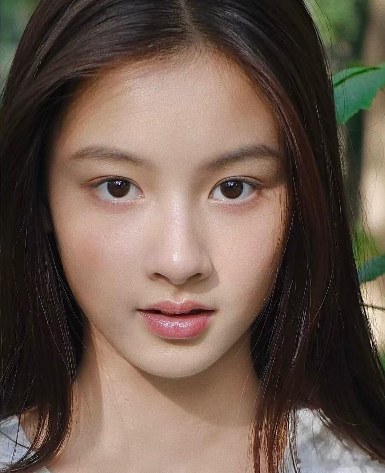 七七出道的图和进组明日乐园的图，是长胖了？还是化妆哪里出了问题？ 