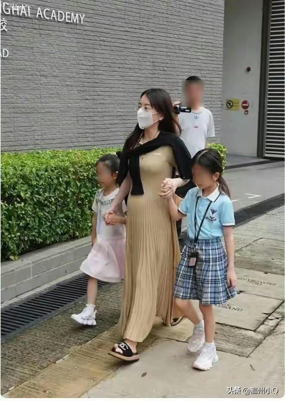 方媛挺孕肚接两女儿放学，一起的还有方母。当天方媛脚穿平底拖鞋，个子看起来真的不是