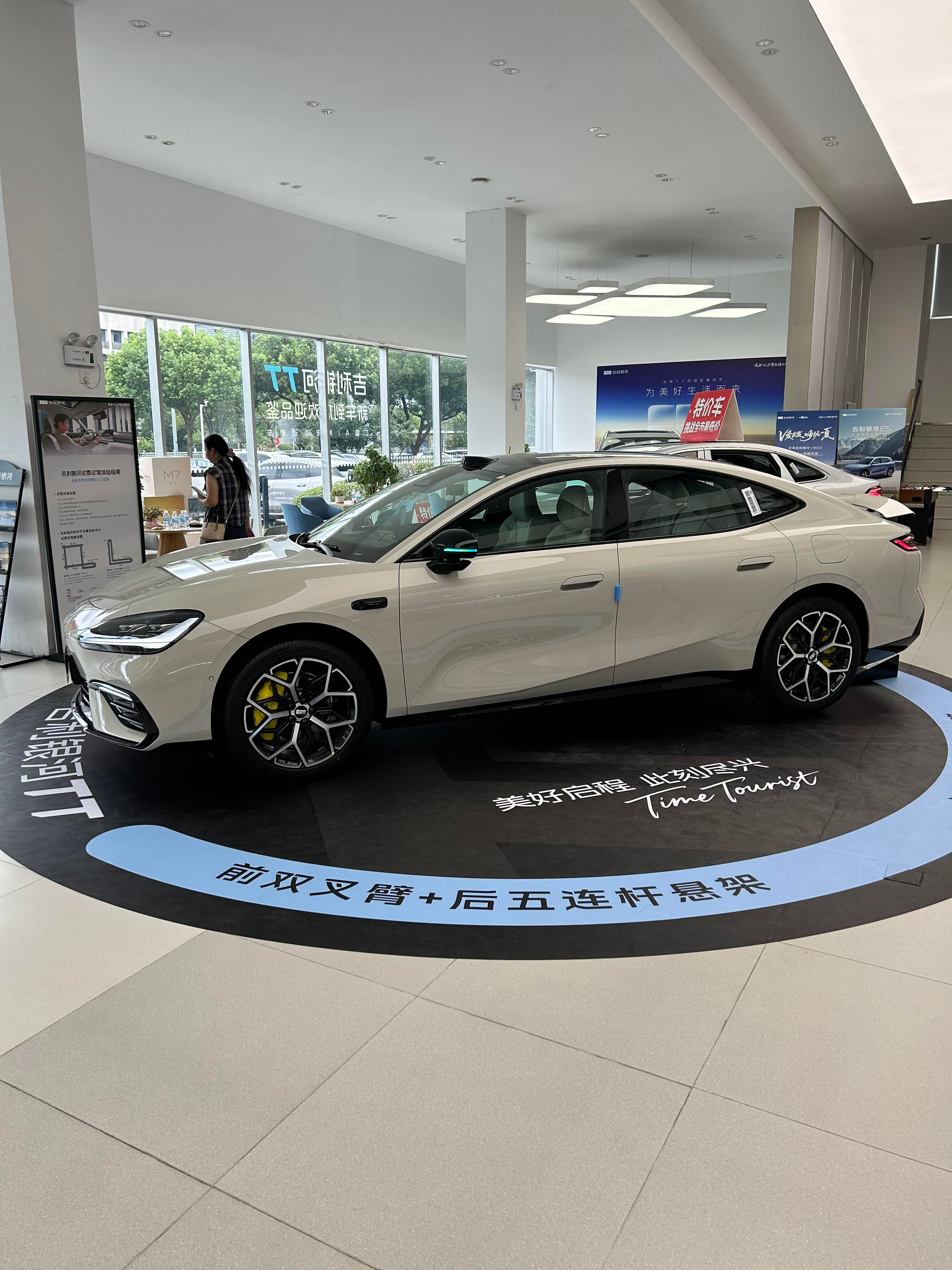 吉利银河Summer 2026，主打年轻市场的后驱纯电轿跑。溜背低趴造型线条流畅