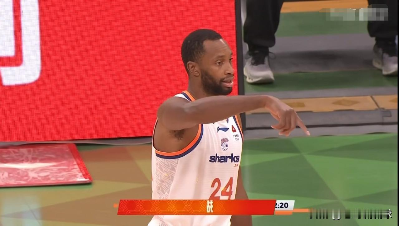 上海久事老将弗格真是太懂事了！在今天上海久事客场挑战辽宁本钢的比赛中，目前双方的