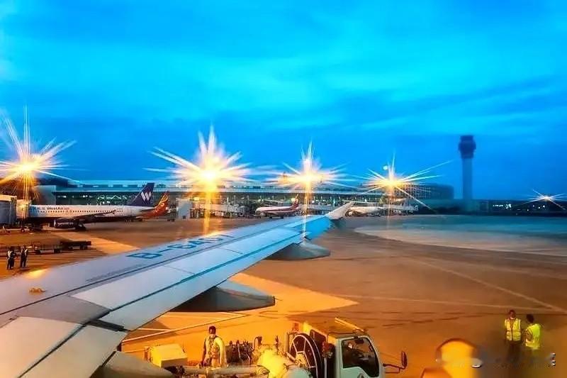 全世界的飞机，都开始扎堆往海南飞。

不是来旅游的。是来“看病”的。

海口那个